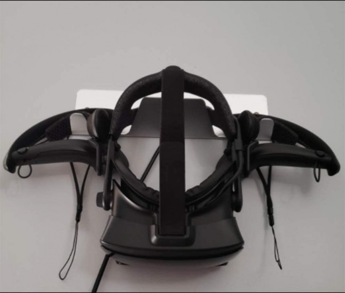 File:CNBEYOUNG Metal VR Headset Wall Mount Storage Stand Hook Compatible with Quest 2 Pro Quest 3 image5.jpg