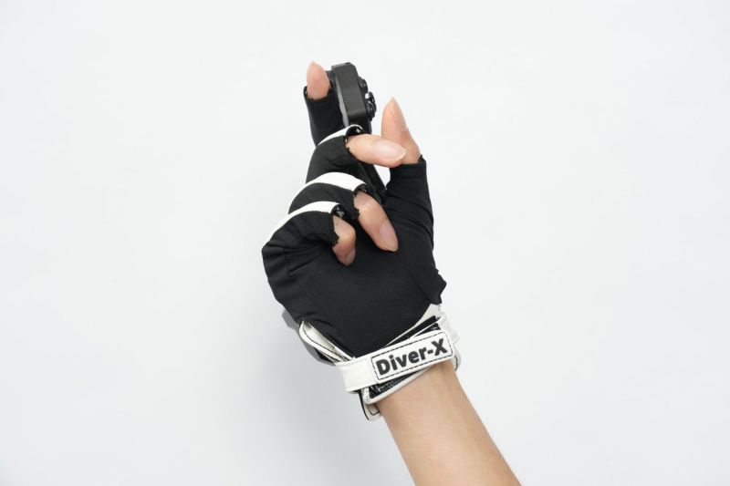 File:Diver-X ContactGlove.jpg